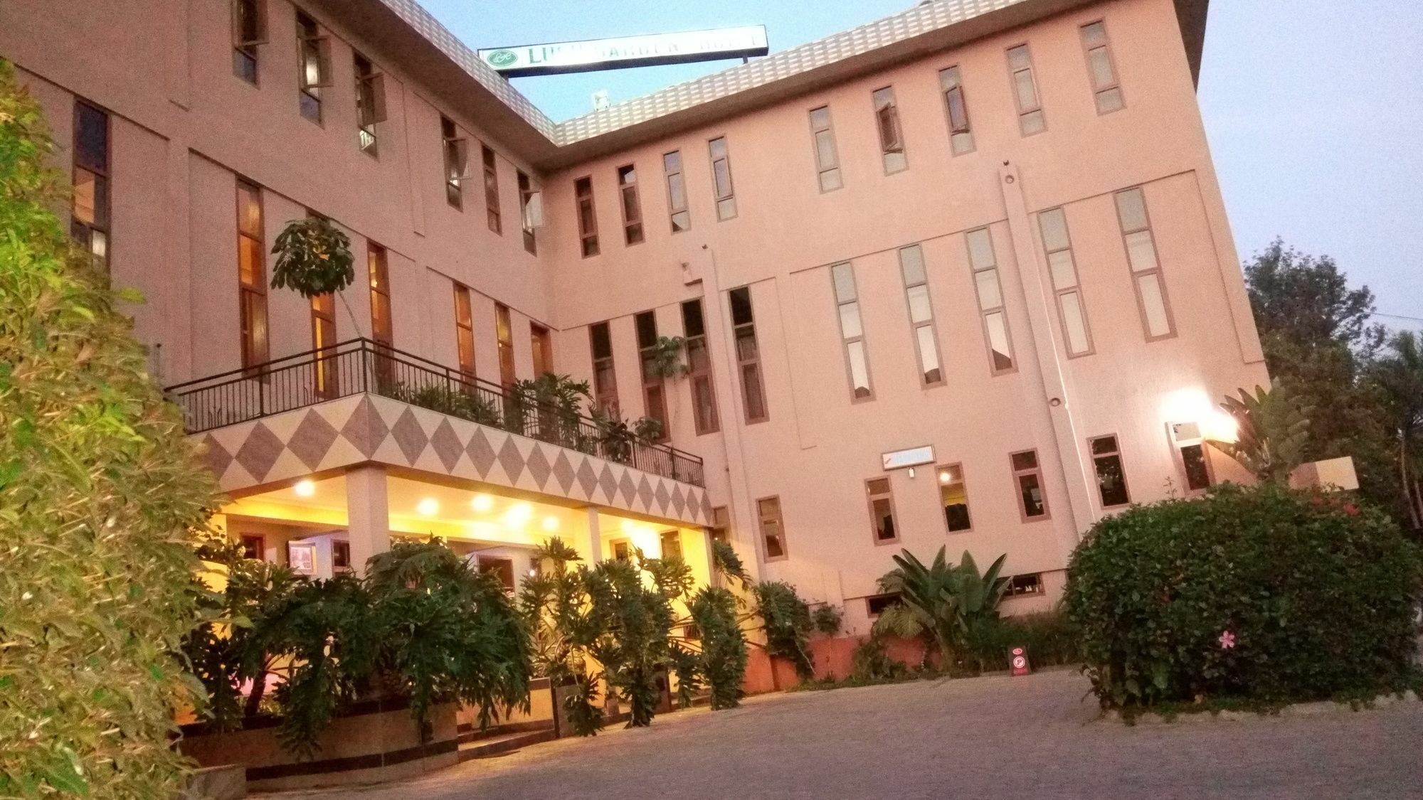 ארושה Lush Garden Hotel מראה חיצוני תמונה